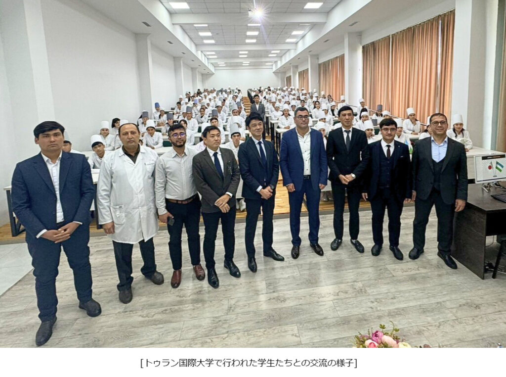 トゥラン国際大学で行われた学生たちとの交流の様子